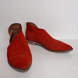 Free People Royale Flat in Embossed Red/ Orange Croc Size 38